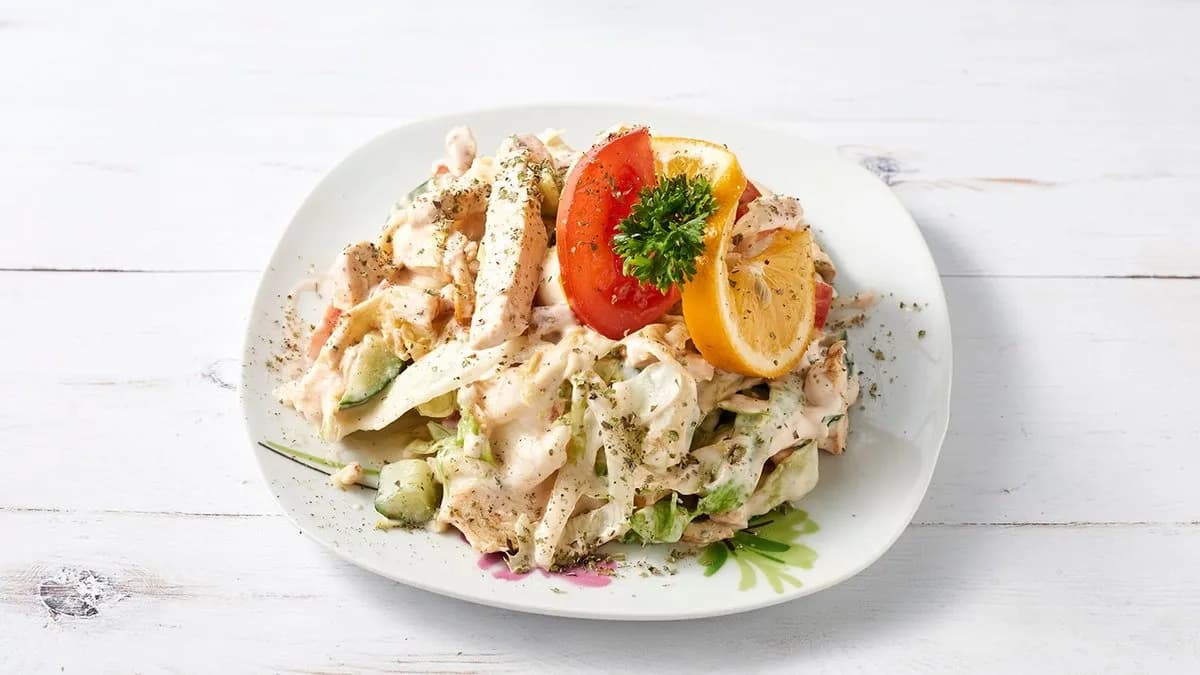 Mozzarellás csirke saláta