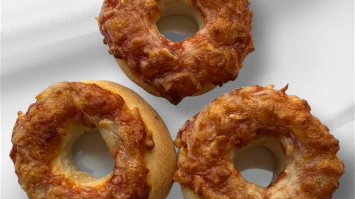 3 darabos sajtos pizza bagel frissen sütve