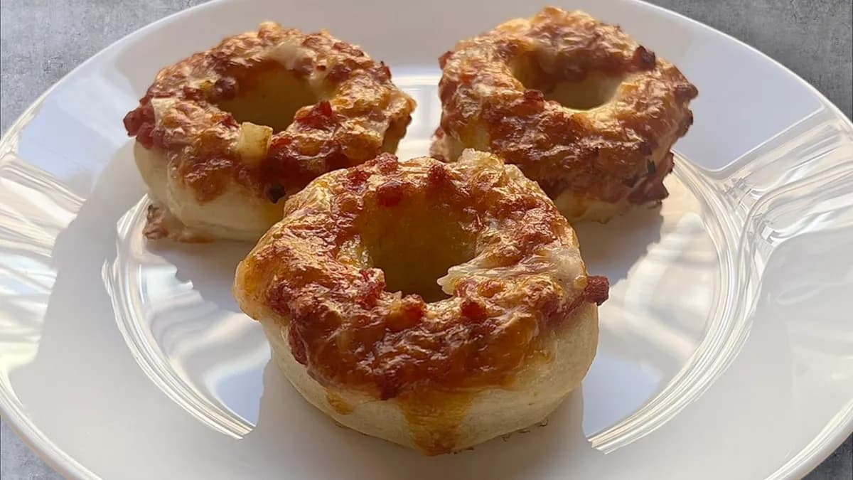 3 darabos szalámis pizza bagel frissen sütve