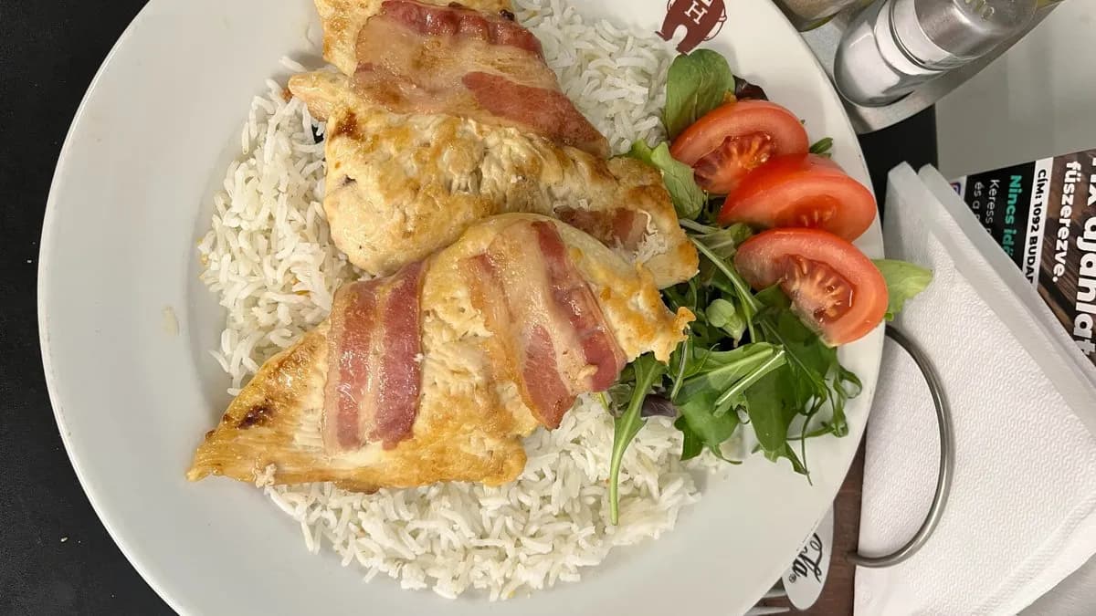 Bacon -be tekert csirkemell szeletek roston sütve