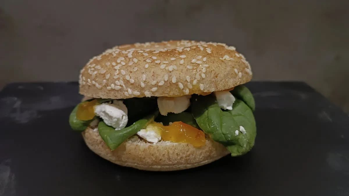 Kecskesajtos bagel
