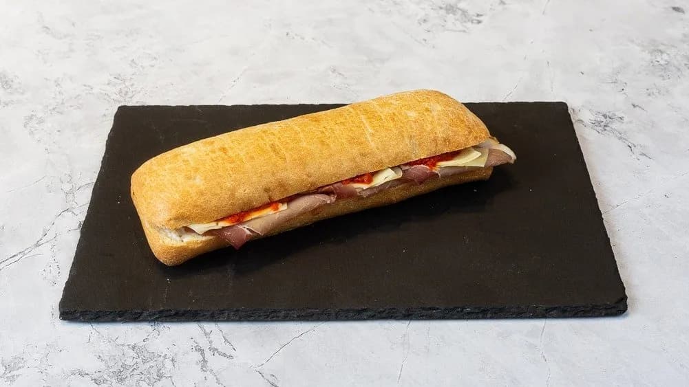 Ciabatta feketeerdei sonkával, trappista sajttal és rukkolával