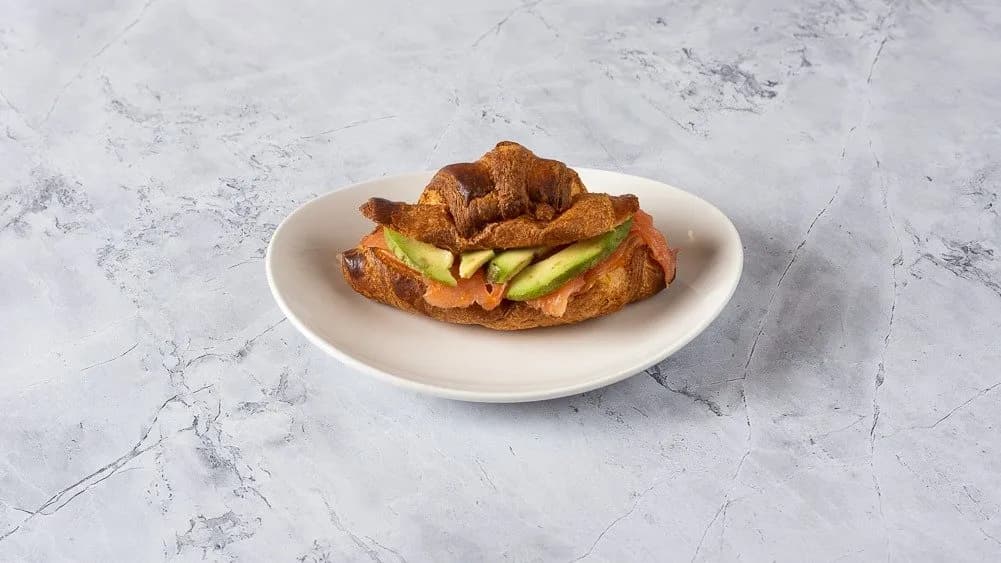 Croissant füstölt lazaccal, házi cheddar krémmel, friss avokádóval