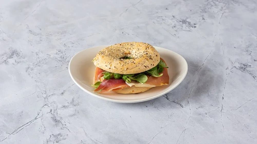 Kecskesajtos & Serrano bagel
