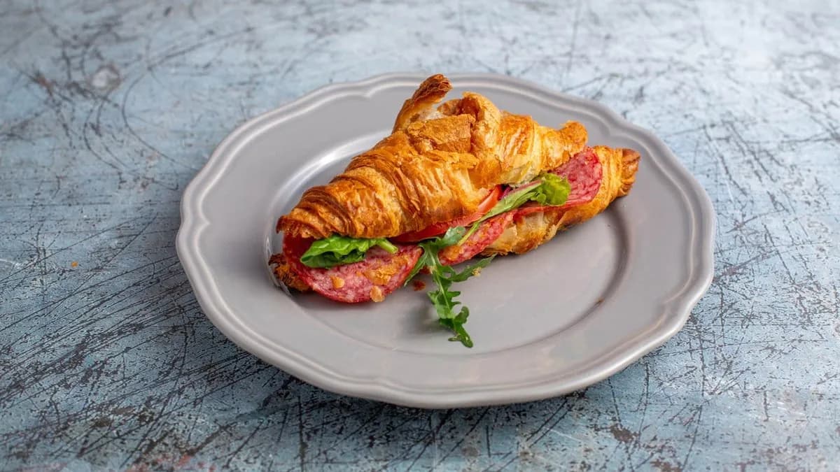 Szalámis croissant