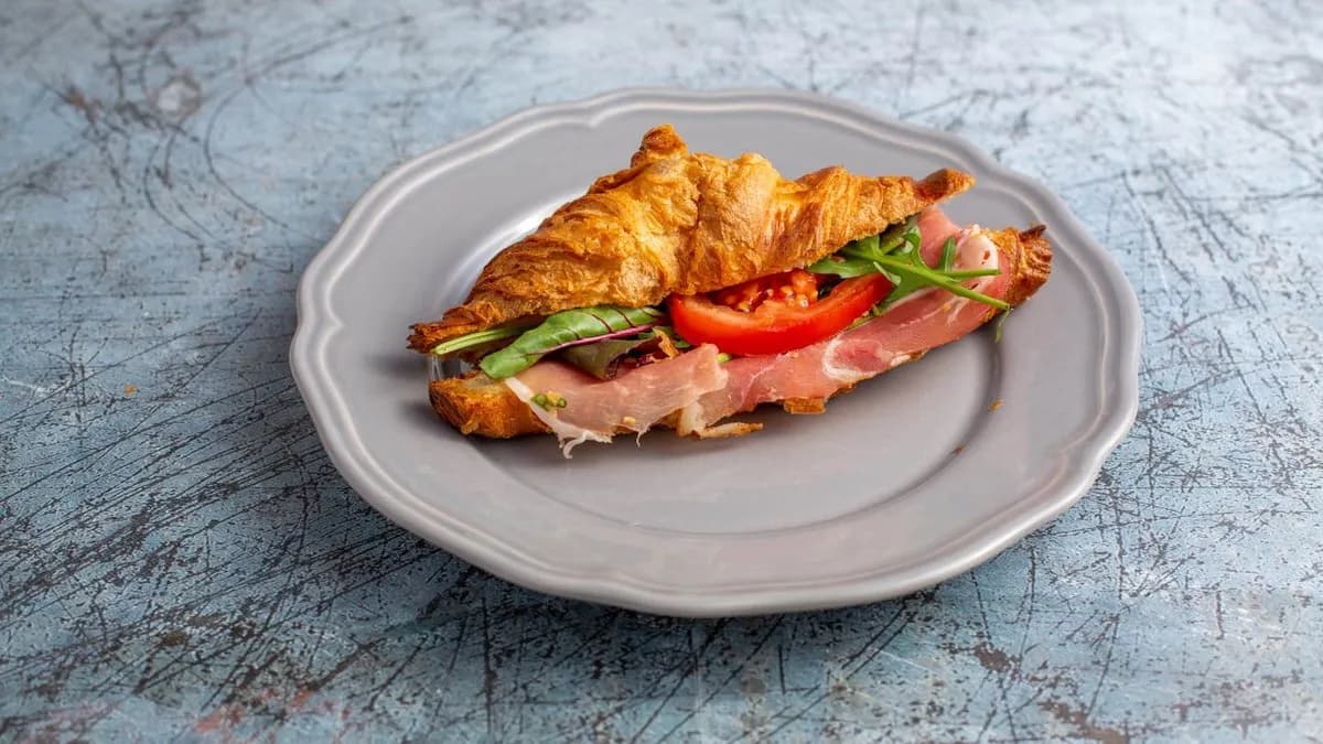 Füstölt sonkás croissant