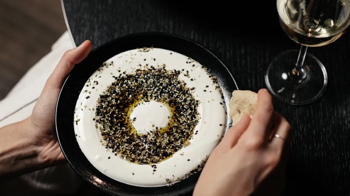 Krémes labneh, fekete za'atar, extra szűz olívaolaj, pita