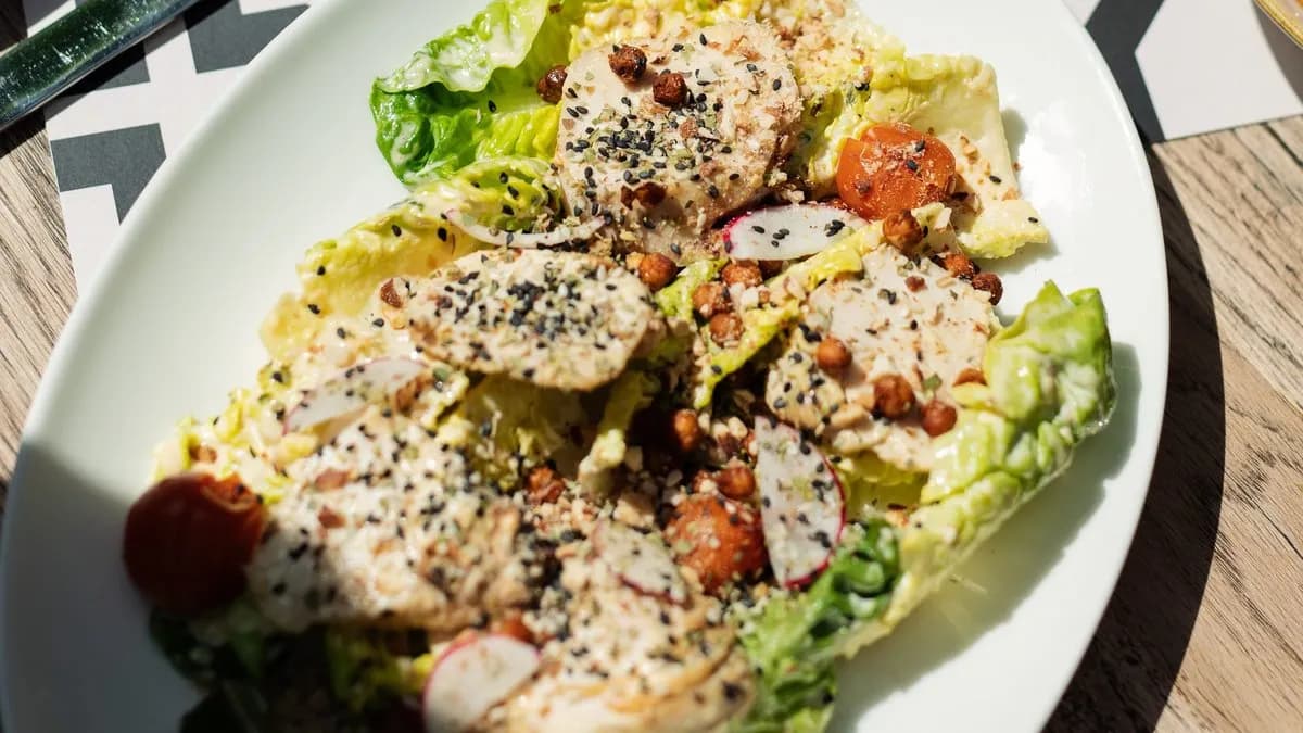 Cézár saláta, csirkemell, sült koktélparadicsom, roppanós csicseriborsó