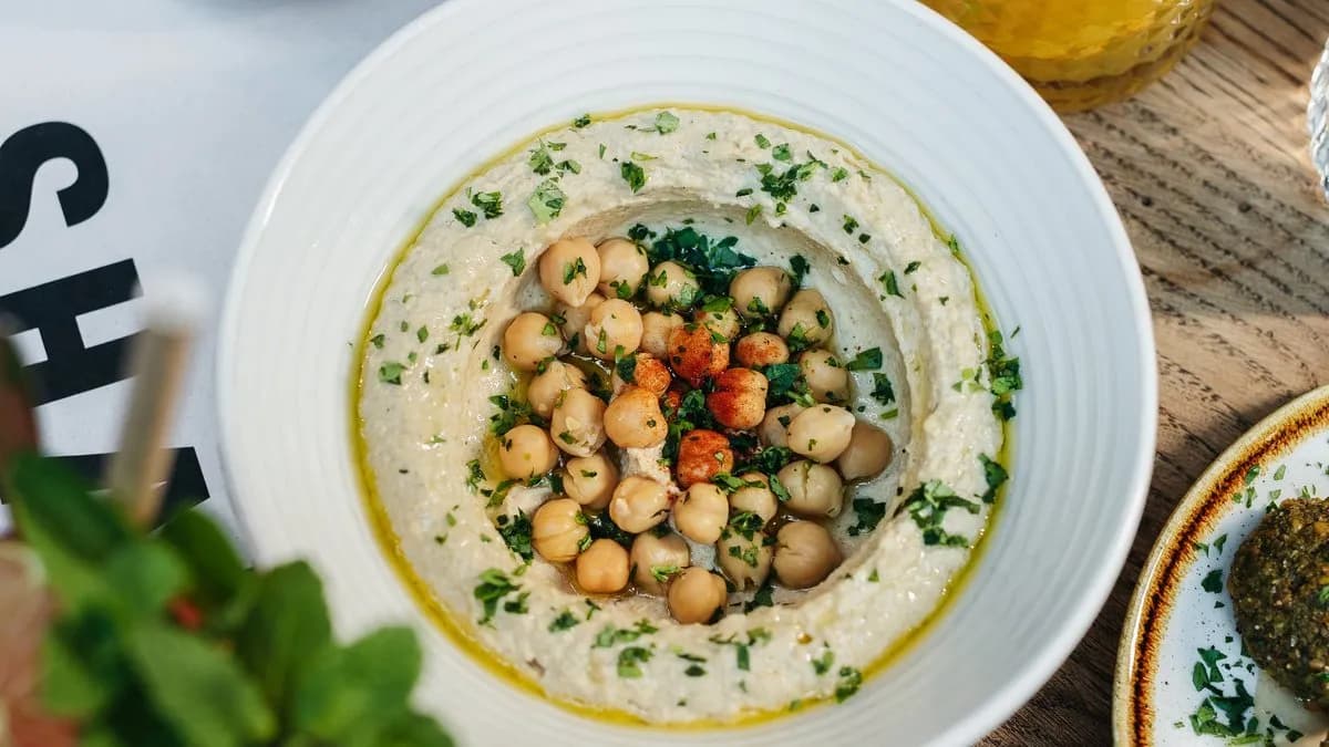 Hummusz, csicseriborsó, extra szűz olívaolaj, zhoug, pita