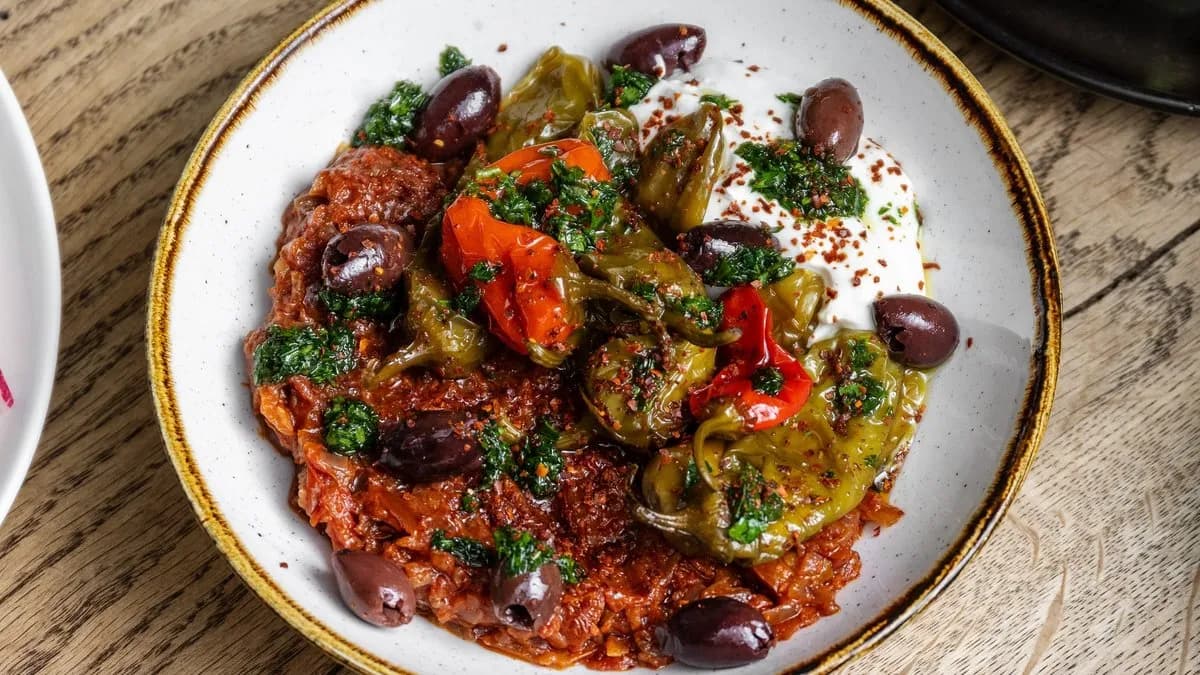 Marinált török paprika, labneh, édes-savanyú paradicsom szósz, kalamata