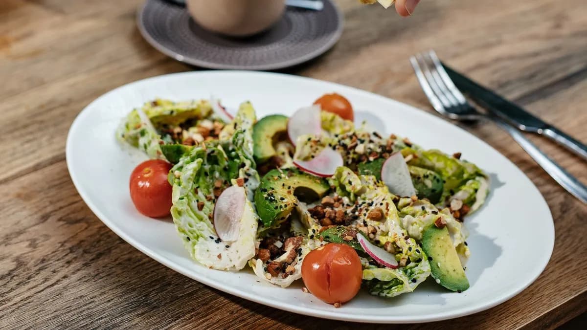 Avokádó cézár saláta, sült koktélparadicsom, roppanós csicseriborsó