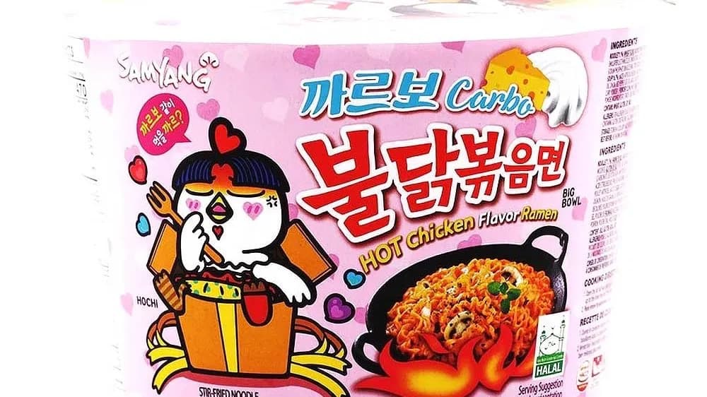 Buldak carbo csirkés tészta tálban 奶油火鸡碗面