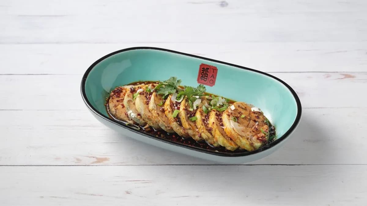 21. 口水鸡肉卷, Steamed chicken with chili oil, Tao csirke tekercs