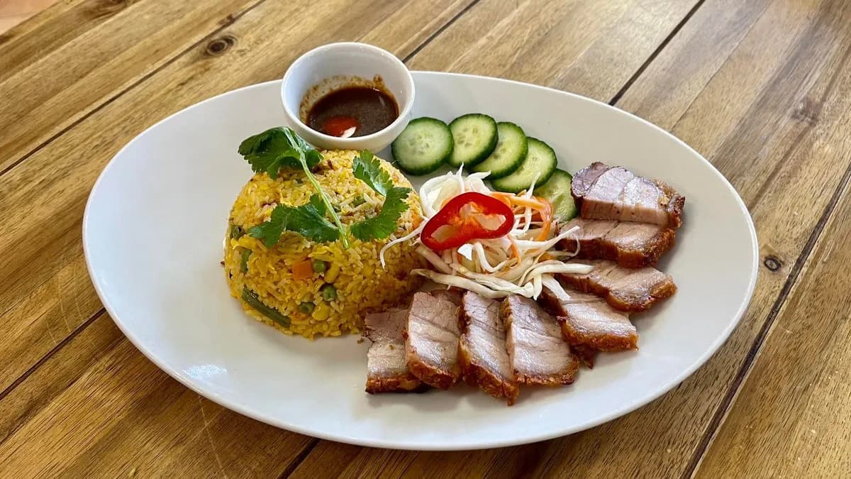 Com rang thit quay.-Pirított rizs ropogós sertéscsászárral