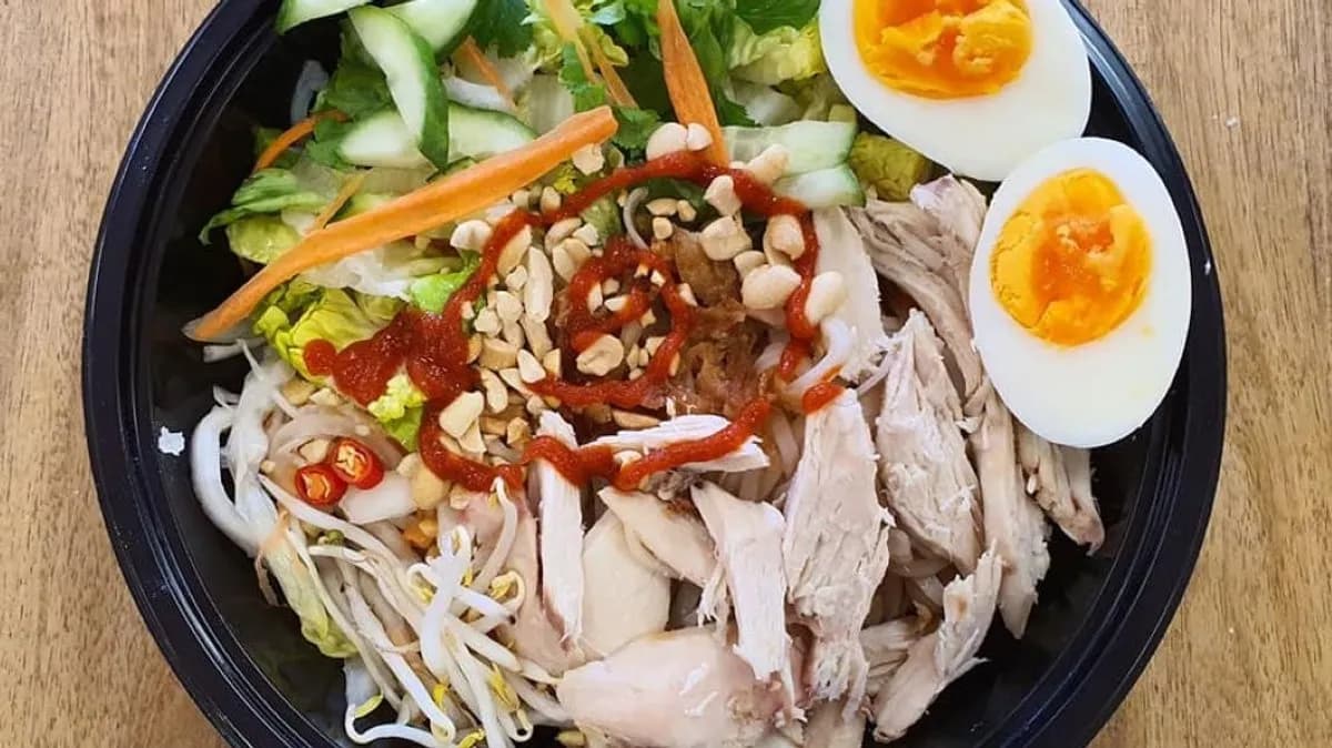 Pho gà chộn -- Csirkés saláta rizstésztával.