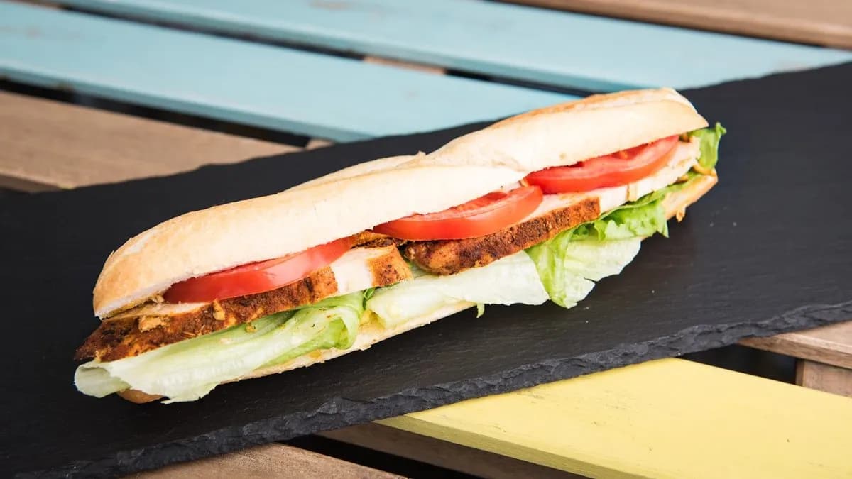 Sült csirkemelles, házi majonézes friss francia bagett