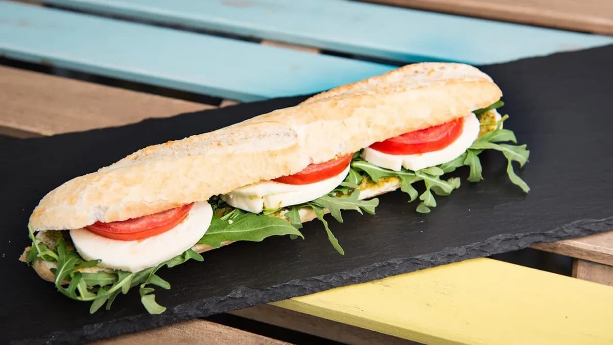 Mozzarellás, paradicsomos, pesto krémes friss bagett