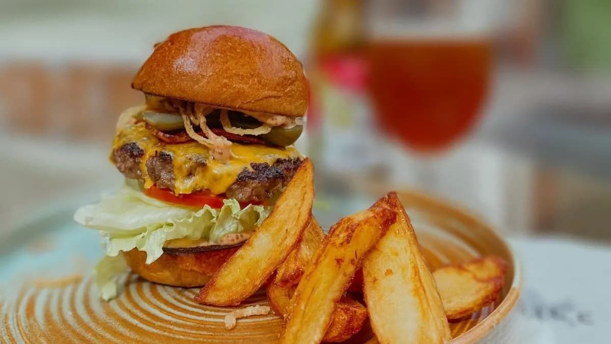 Émile burger sült burgonyával