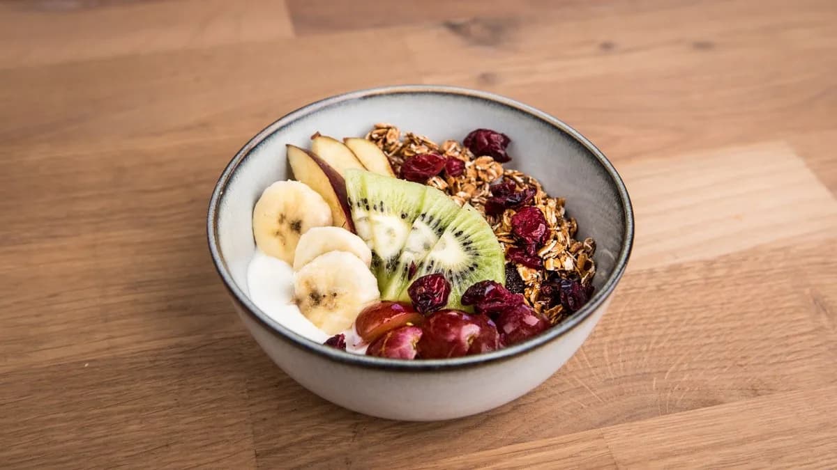 Granola görögjoghurttal, gyümölccsel
