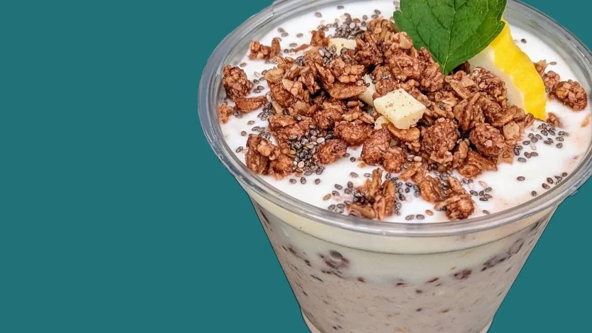 Hideg, áztatott zabkása chiamaggal, csokoládés granolával, joghurttal