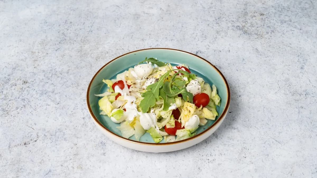 Mozzarellás saláta