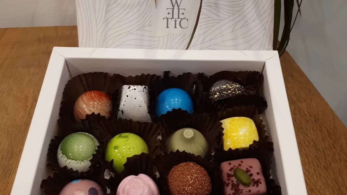 Bonbonos díszdoboz 16 darabos (üres)