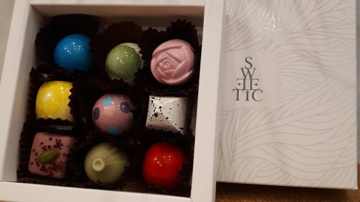 Bonbonos díszdoboz 9 darabos (üres)