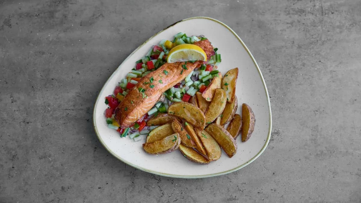 Sütőben sült lazac salátaágyon,fűszeres burgonyával