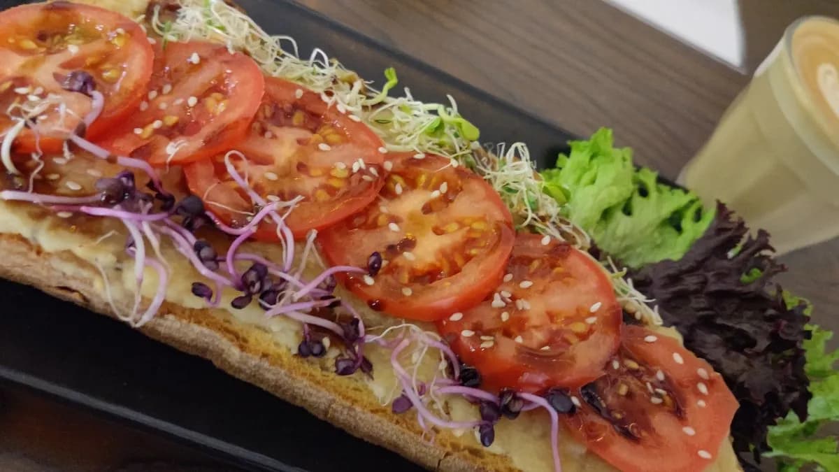 Padlizsánkrémes toast friss paradicsommal