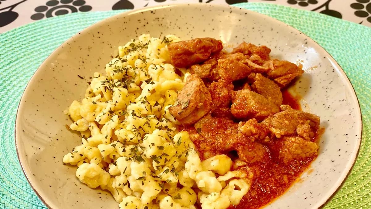 Sertéspörkölt körettel