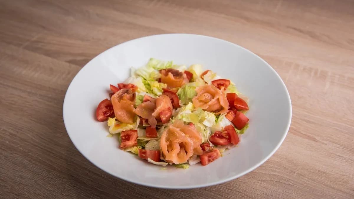 Cézár saláta füstölt lazaccal