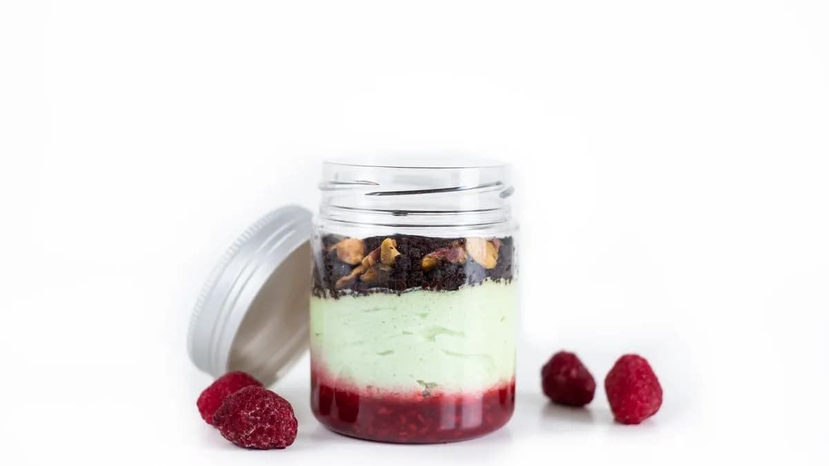 Pisztáciás-málnás cake cup kakaós crumble-el