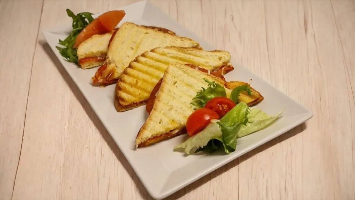 Szalámis melegszendvics