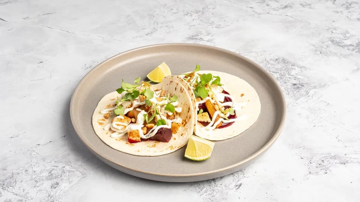 Kecskesajt, cékla, koriander-lime joghurt