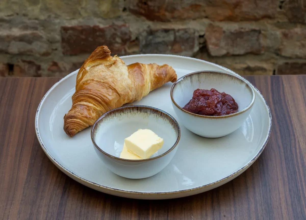 Croissant vajjal és házi lekvárral