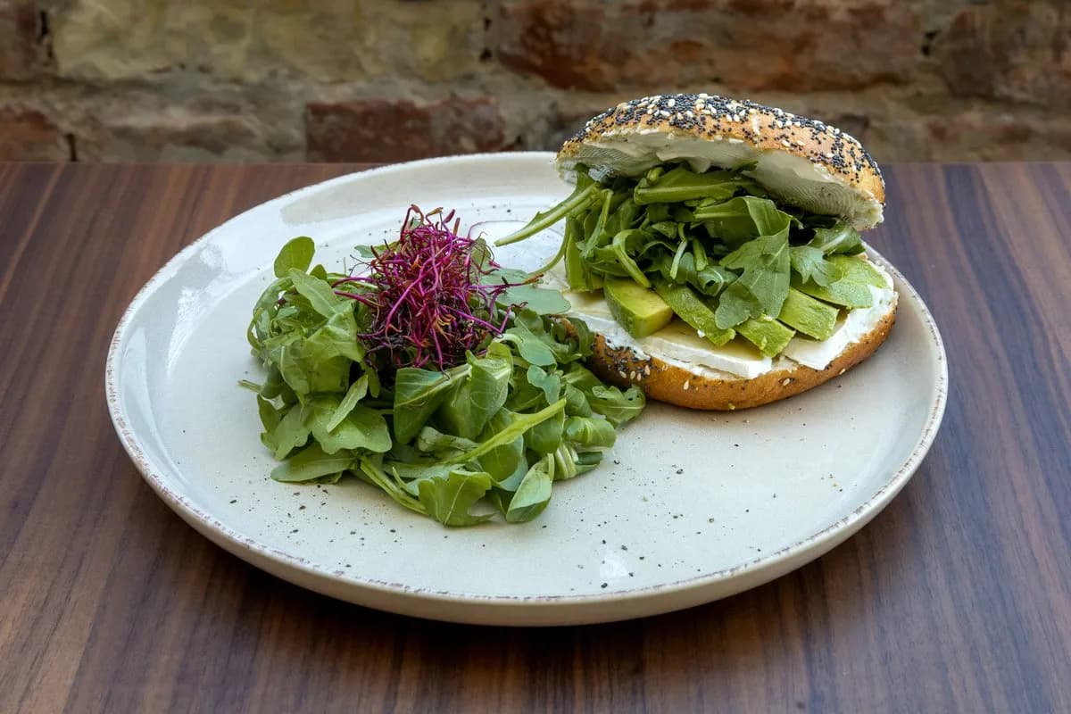 Avokádó-brie bagel