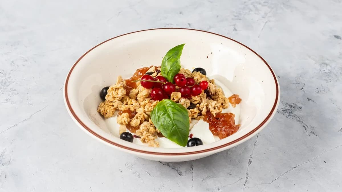 Krémes házi joghurt gyümölcsös granola és bogyós gyümölcsök