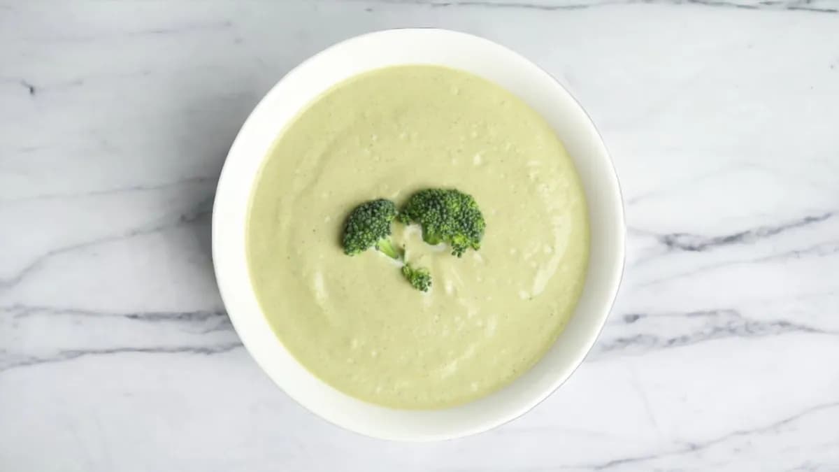 Joghurtos eperkrémleves 300ml. mandulába forgatott túrógombóccal