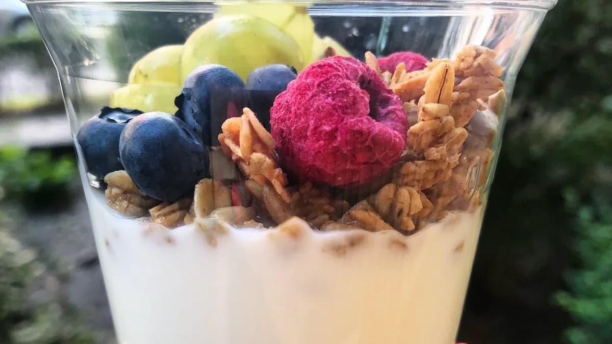 Granola gyümölccsel, joghurttal