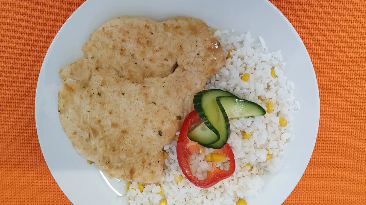 Natúr csirkemell körettel