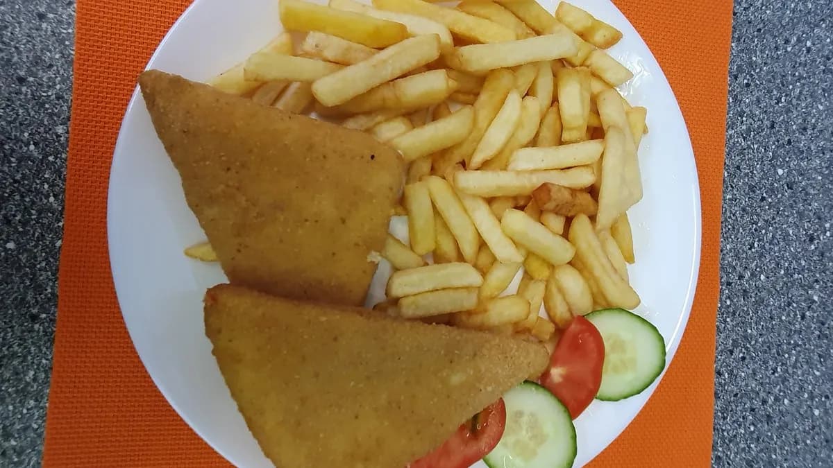 Rántott sajt körettel, tartárral