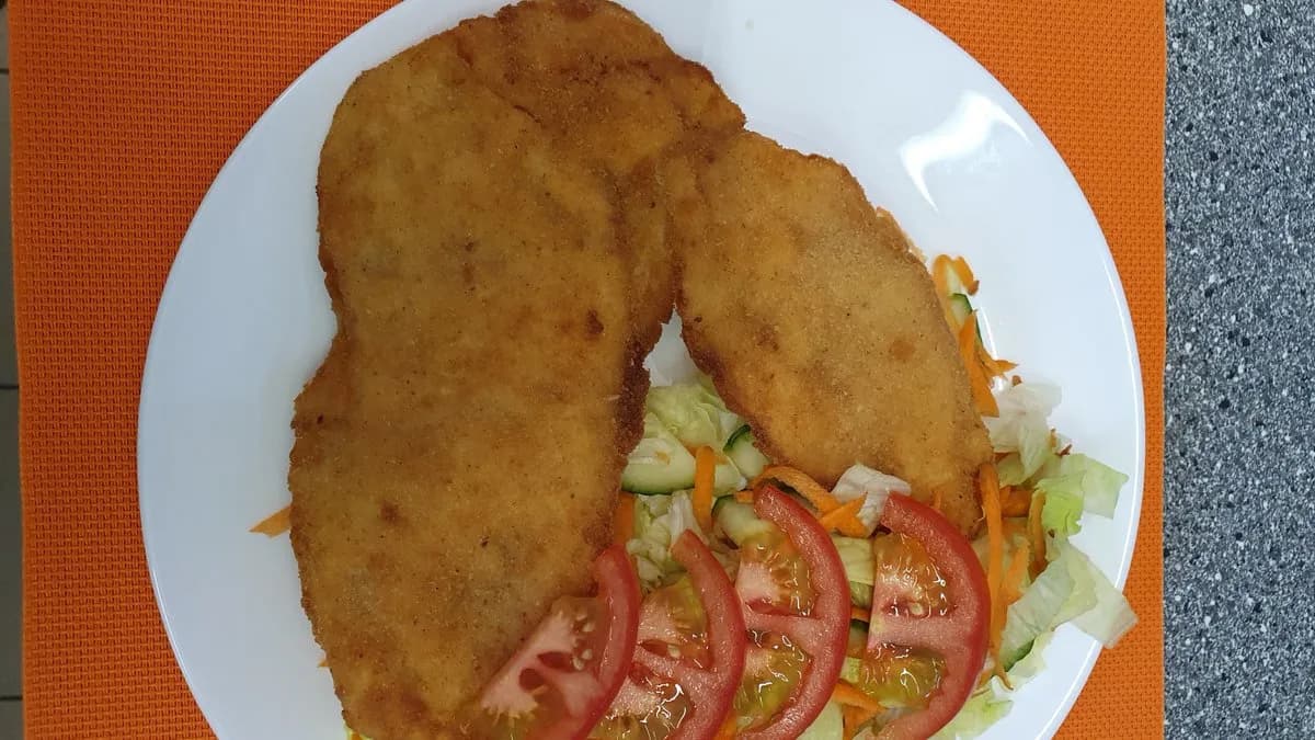 Rántott csirkemell körettel