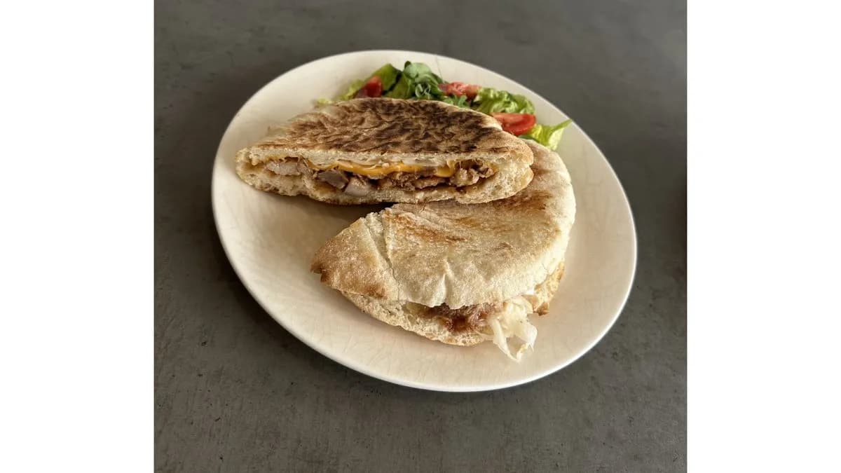 Tépett húsos szendvics