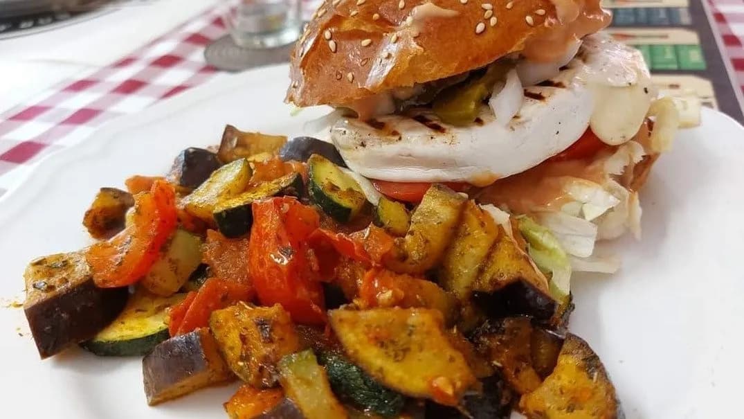 KÉZMŰVES VEGA CAMEMBERT BURGER
