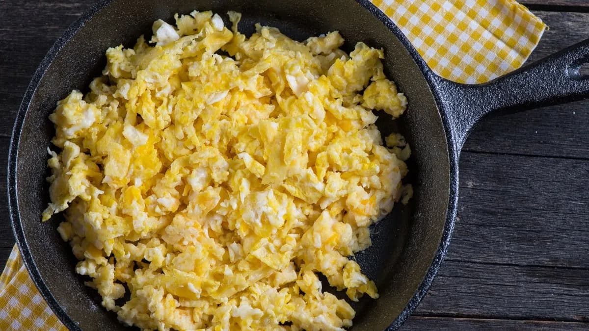 Kolbászos tojásrántotta 3 tojásból