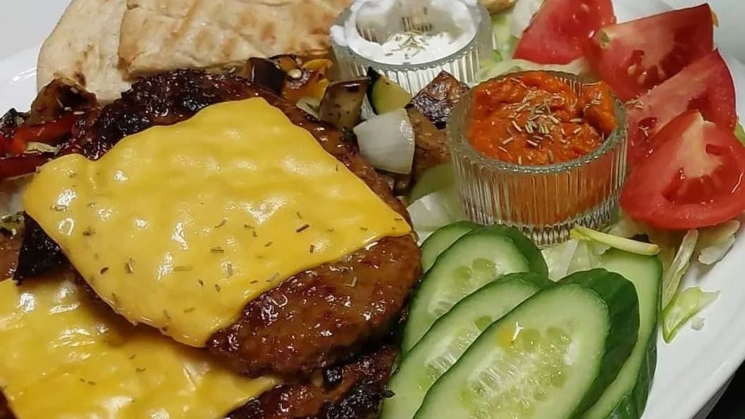 PLJESKAVICA HOZZÁVALÓKKAL