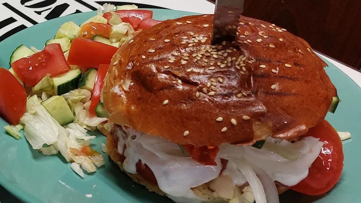 KÉZMŰVES “IZGALMAS” BALKÁN BURGER
