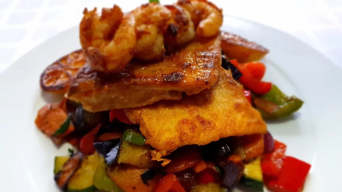 Bőrén sült fogasfilé tigris rákkal, wok zöldségekkel