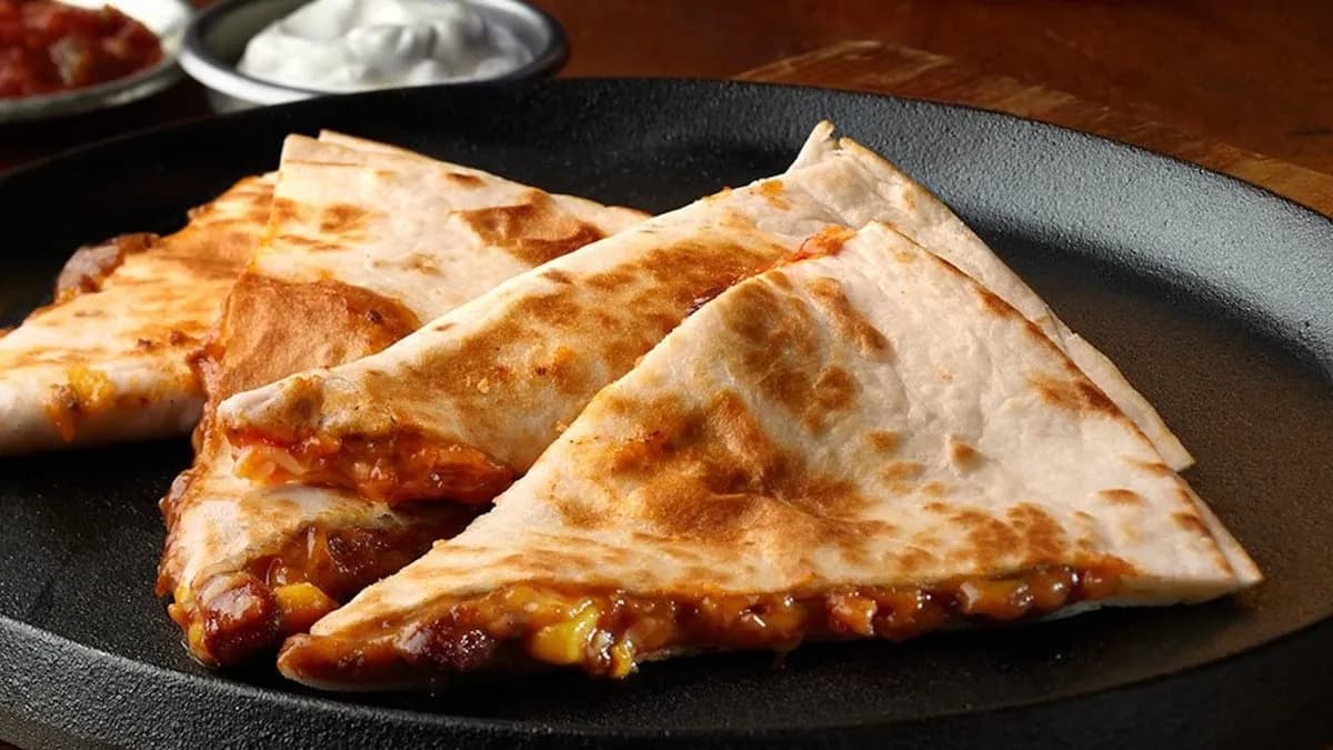 Chili-babos quesadilla