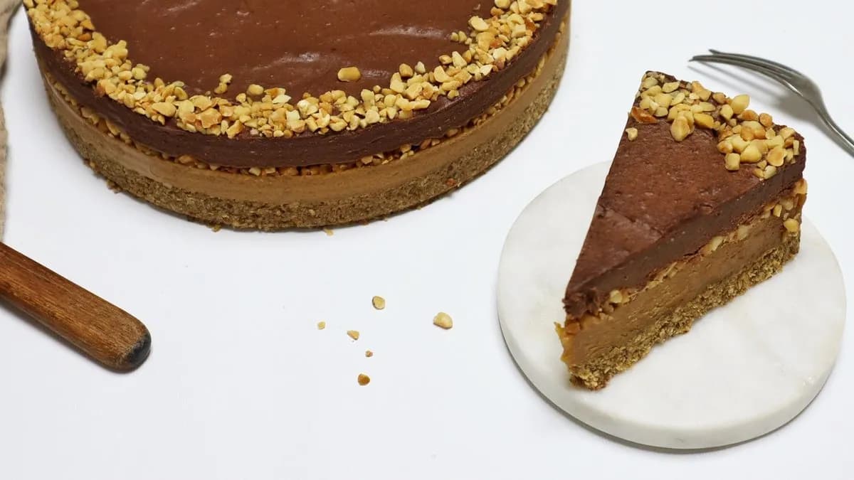 Sós karamellás-mogyorós nyervegán süti